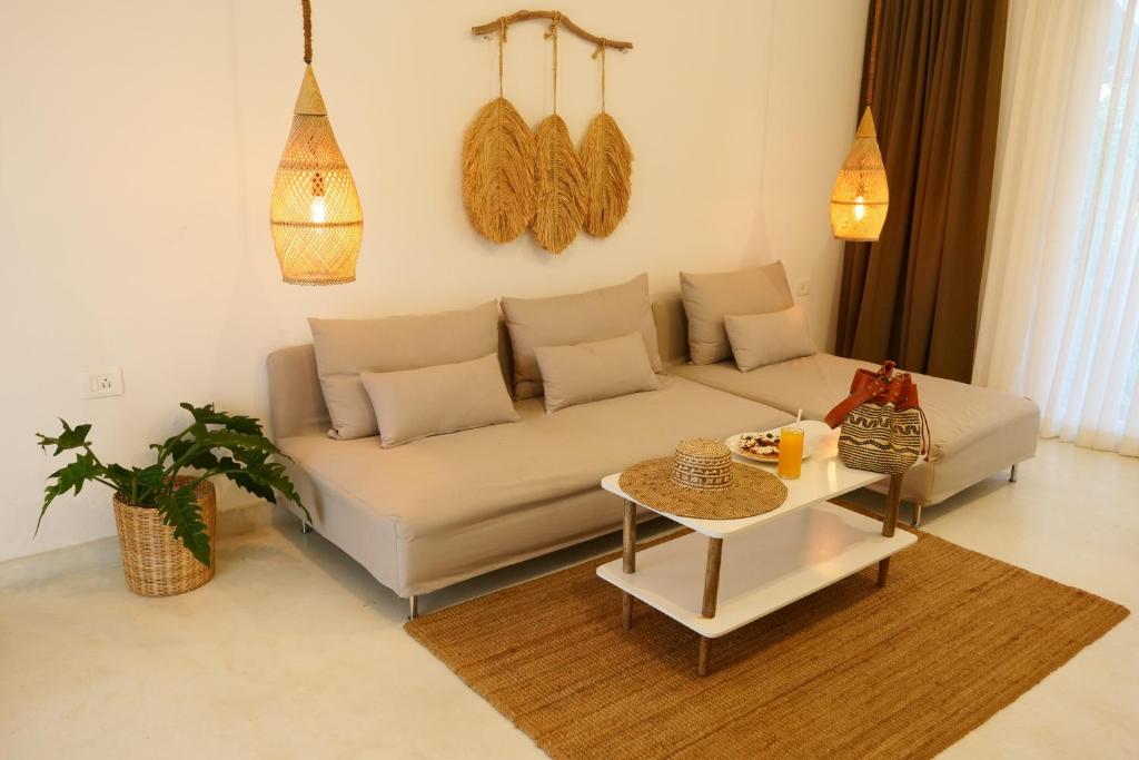Гостиная зона в Thalassa Beach Boutique Resort