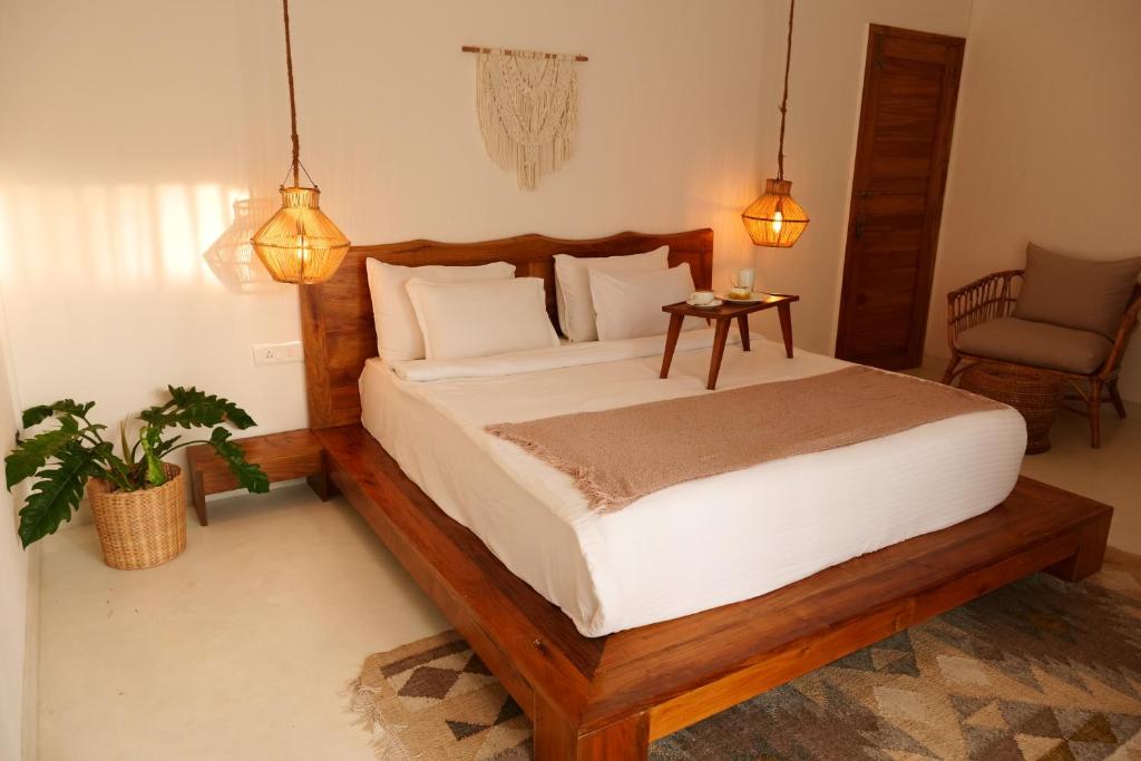 Кровать или кровати в номере Thalassa Beach Boutique Resort
