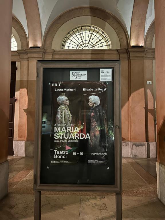 um cartaz para um filme num edifício em Casa Asja: Cromatismo in centro storico em Cesena