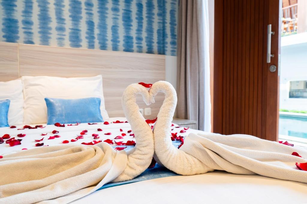 Postel nebo postele na pokoji v ubytování Mahesa Suites Seminyak