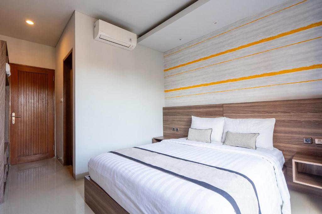 Postel nebo postele na pokoji v ubytování Mahesa Suites Seminyak