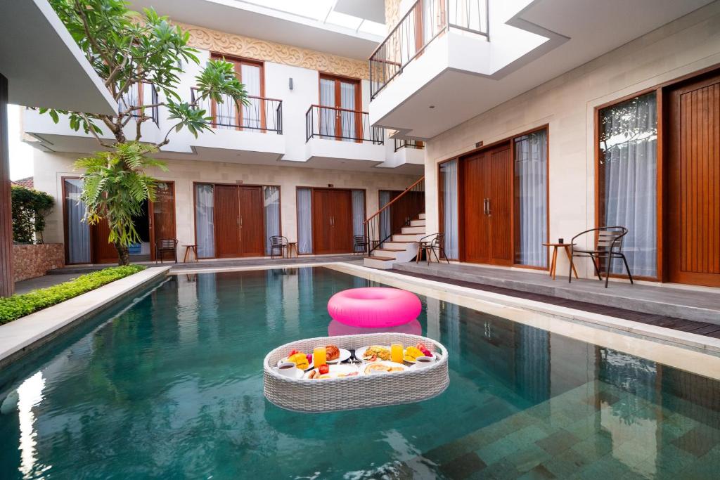 Bazén v ubytování Mahesa Suites Seminyak nebo v jeho okolí
