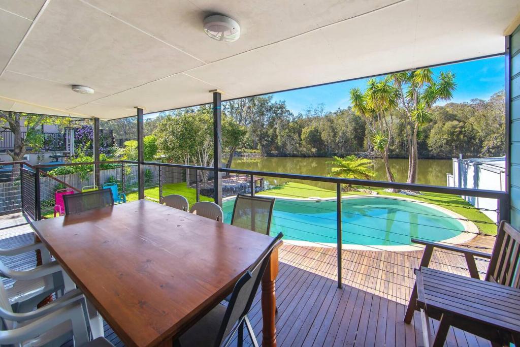 Bazén v ubytování Easygoing Poolside Relaxation on Wyong River nebo v jeho okolí
