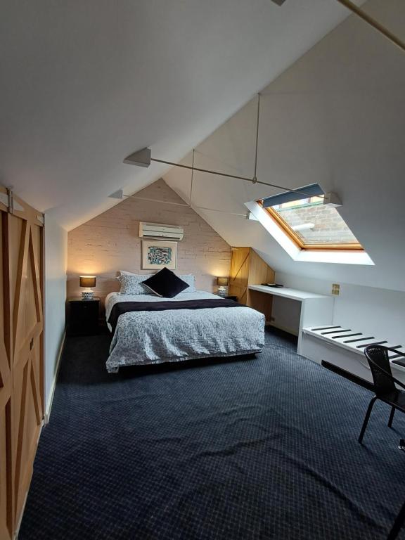 Postel nebo postele na pokoji v ubytování Art Hotel on York