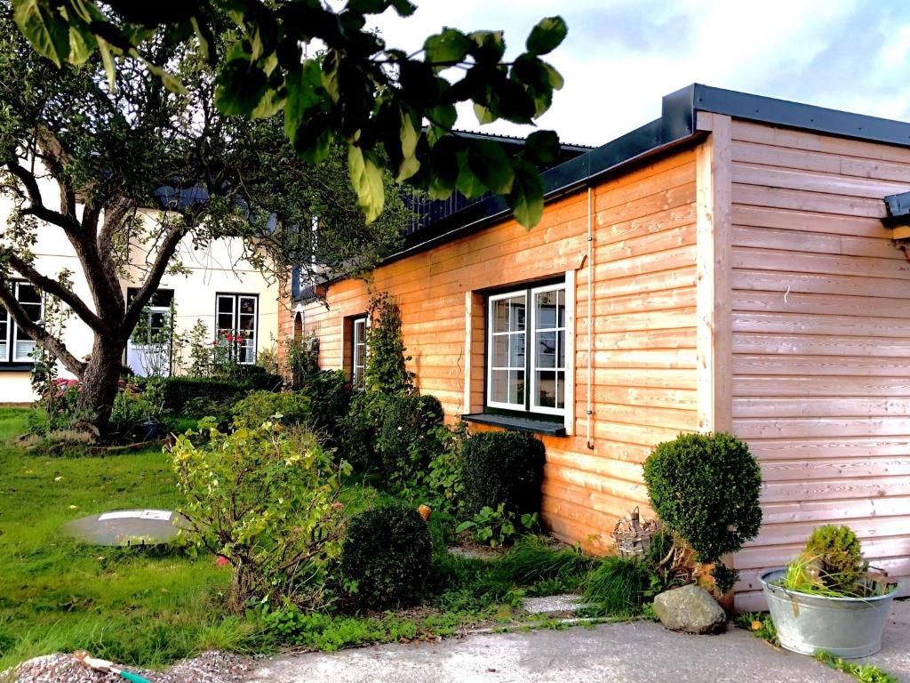 ein kleines Holzhaus in einem Hof in der Unterkunft Appartement Huus Appelboom in Nordstrand