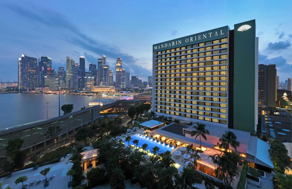 シンガポールにあるMandarin Oriental, Singaporeの夜の丘陵のシンガポール市街のスカイラインを望めます。