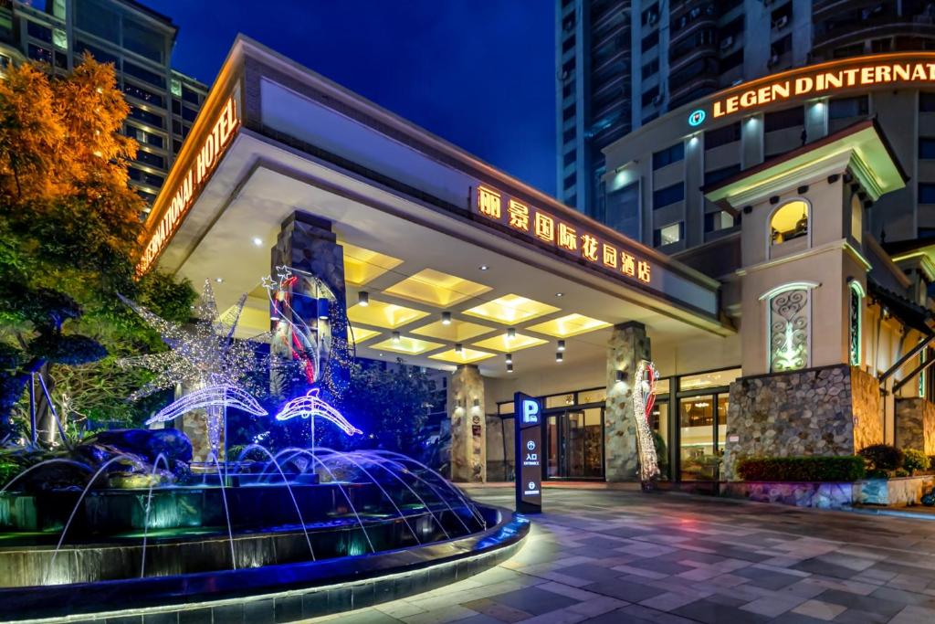 una fuente frente a un edificio por la noche en Legend International Hotel, en Huizhou