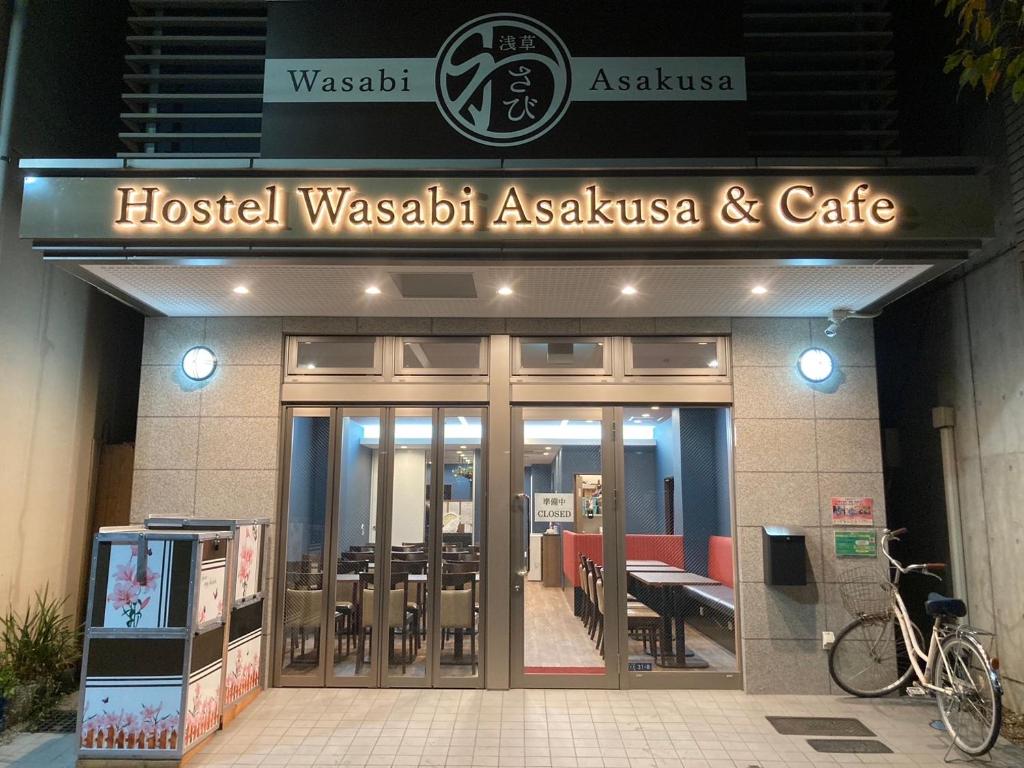 szpital wasatchacistasiya i kawiarnia z rowerem przed w obiekcie Hostel Wasabi Asakusa w Tokio