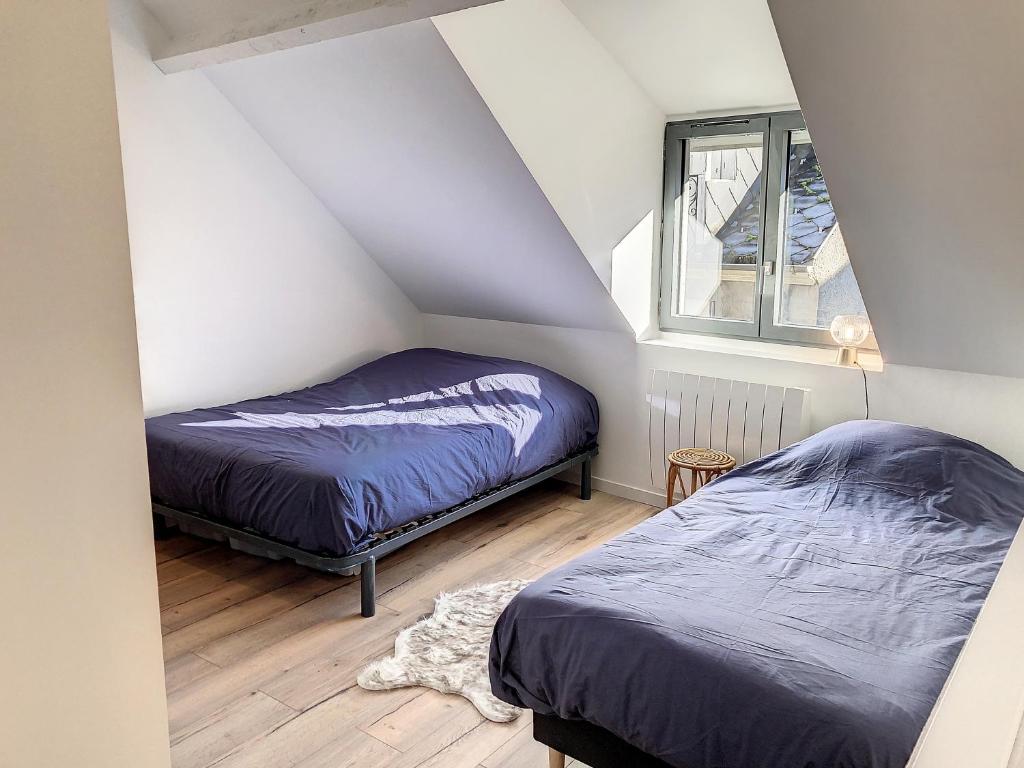 - une chambre avec 2 lits et une fenêtre dans l'établissement La Luchonnaise-Maison hypercentre, à Luchon