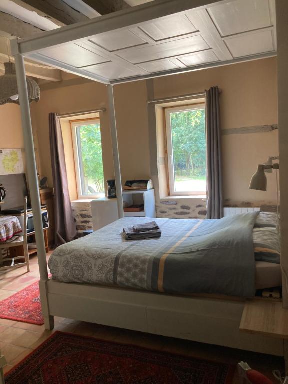 - une chambre avec un lit à baldaquin et 2 fenêtres dans l'établissement Le moulin du pont, chambre double indépendante., à Mordelles