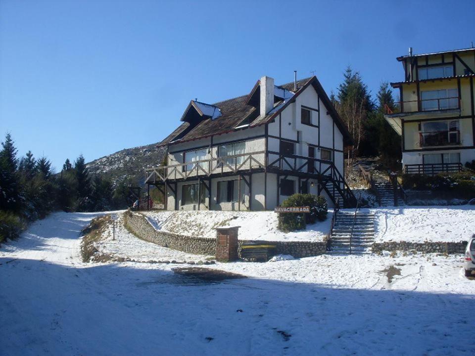 una casa grande con nieve en el suelo en Cabaña Departamento CERRO CATEDRAL Mínimo 5 NOCHES en San Carlos de Bariloche