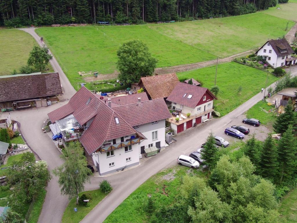 eine Luftansicht eines großen Hauses mit geparkten Autos in der Unterkunft Müllerleile Hof in Haslach im Kinzigtal