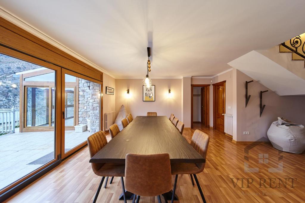 - une salle à manger avec une table et des chaises en bois dans l'établissement Chalet Can Noguer, à Escaldes-Engordany