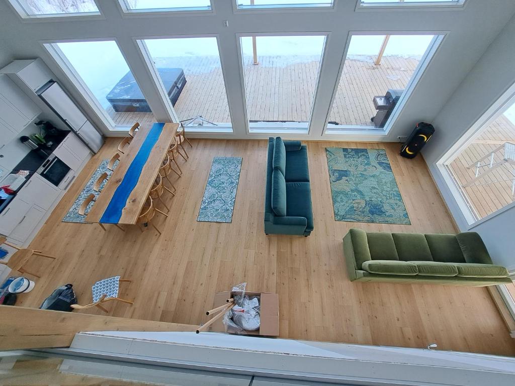 uma vista superior de uma sala de estar com um sofá verde em villa julia em Tampere