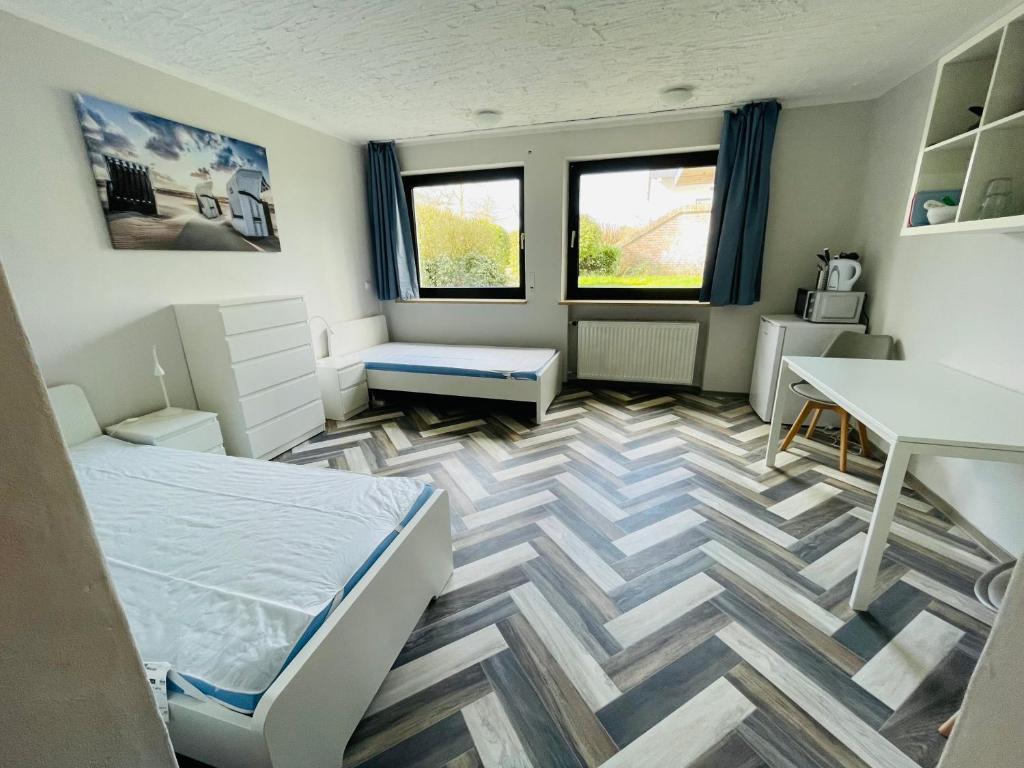 - une chambre avec un lit, un bureau et 2 fenêtres dans l'établissement Monteurzimmer in Kevelaer, à Kevelaer
