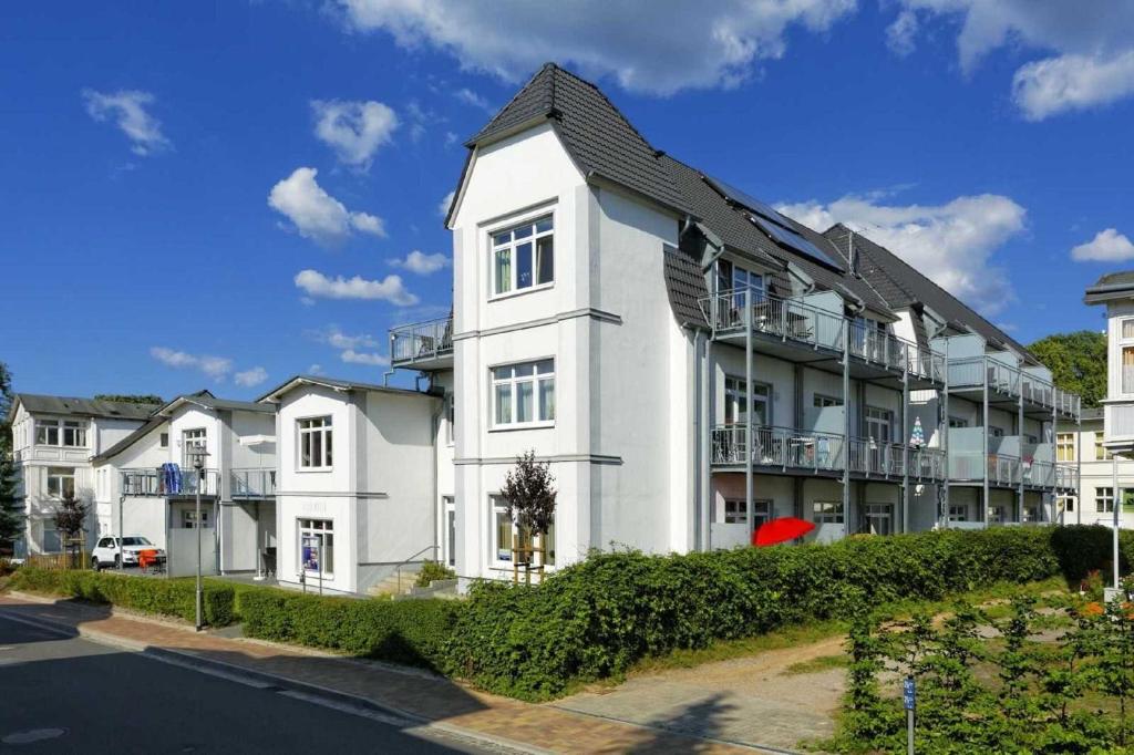 un edificio de apartamentos blanco con techo negro en Villa Marin Wohnung 21 en Zinnowitz