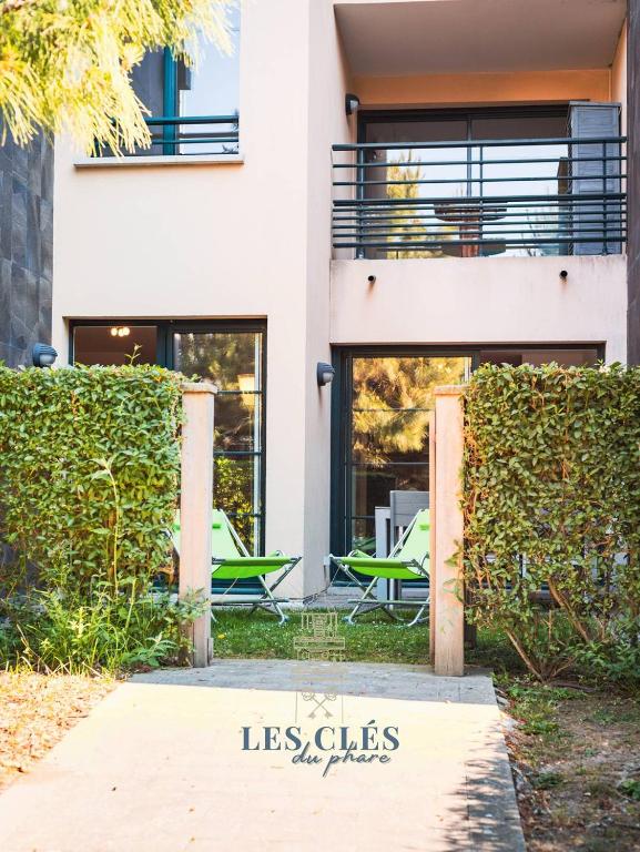 - une vue sur une maison depuis le jardin dans l'établissement PARK AVENUE - Grand T2 centre ville, à Le Touquet-Paris-Plage