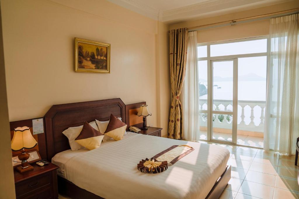 Tempat tidur dalam kamar di Hung Long Harbour Hotel