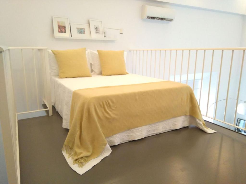 サンルーカル・デ・バラメダにあるLoft San Diego 2のベッドルーム1室(黄色い毛布付きのベッド1台付)