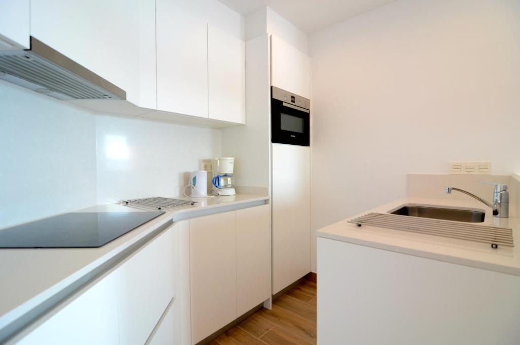 Kuchyňa alebo kuchynka v ubytovaní Passeig Del Mar - apartamentos primera linea