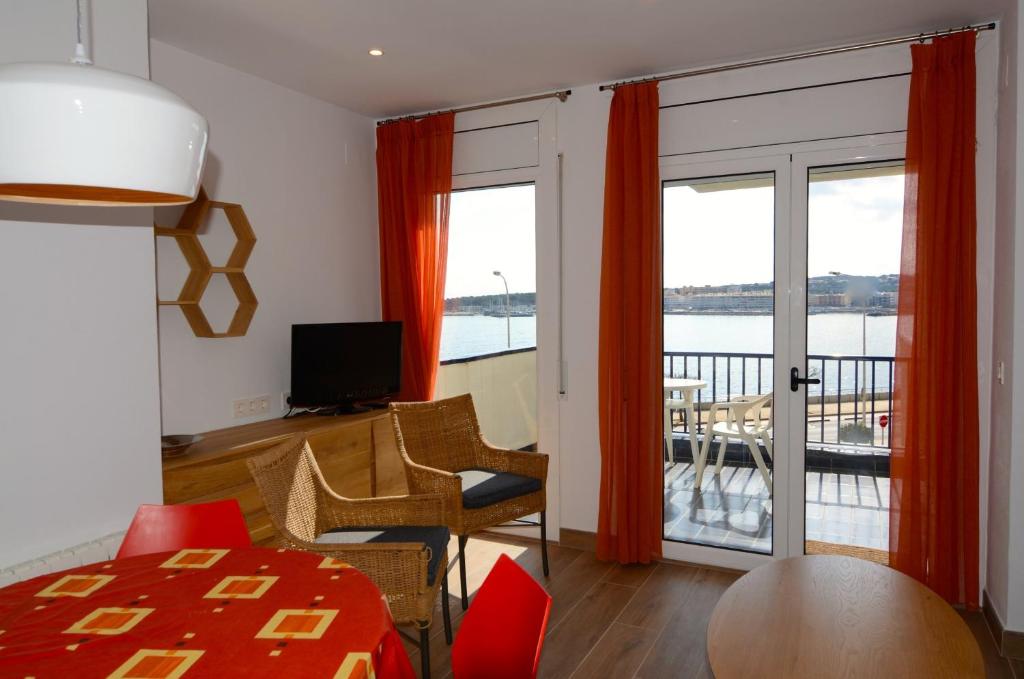 Televízia a/alebo spoločenská miestnosť v ubytovaní Passeig Del Mar - apartamentos primera linea