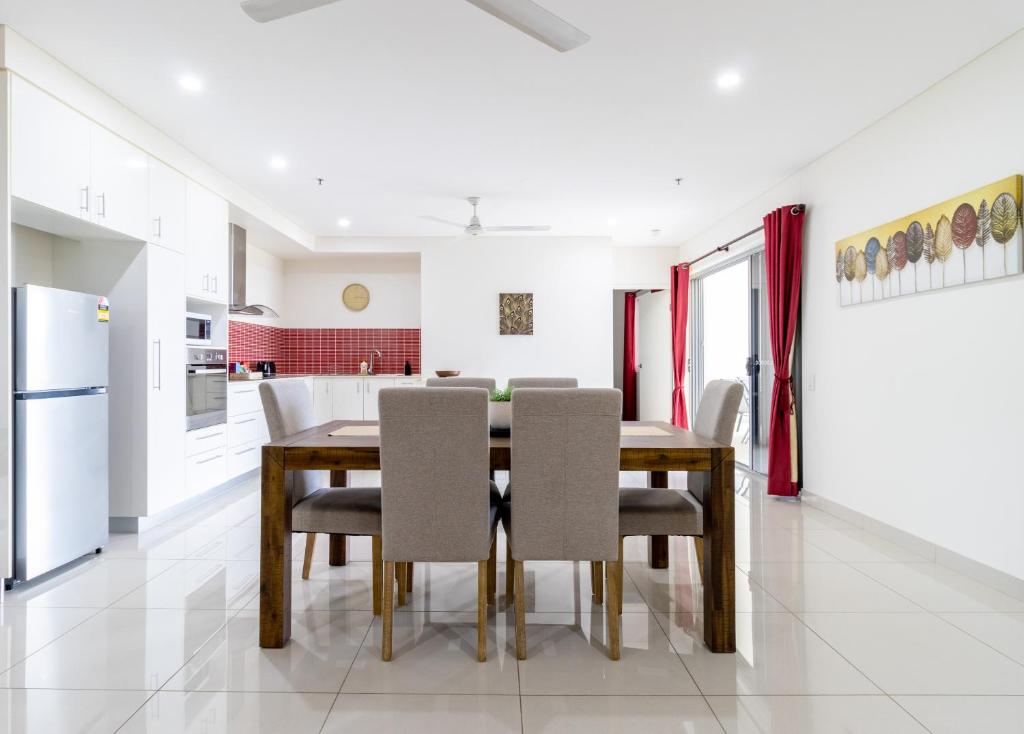 Executive Suite with Pool & Gym, 2 car parks 주방 또는 간이 주방