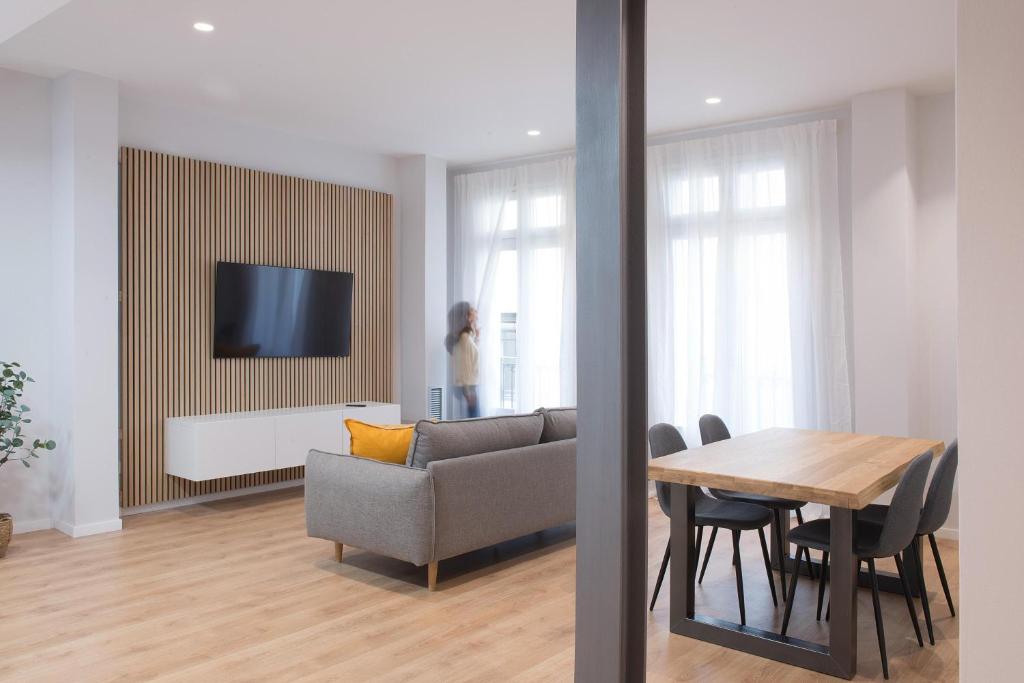 ein Wohnzimmer mit einem Sofa und einem Tisch in der Unterkunft Bravissimo Ferreries Velles, with 2 bedrooms in Girona