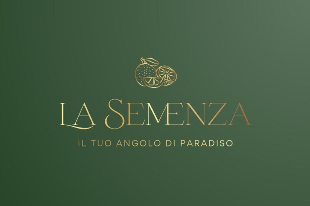 een logo voor het bedrijf aarmaarmaarmaarma met een groene achtergrond bij La Semenza in Torre Archirafi