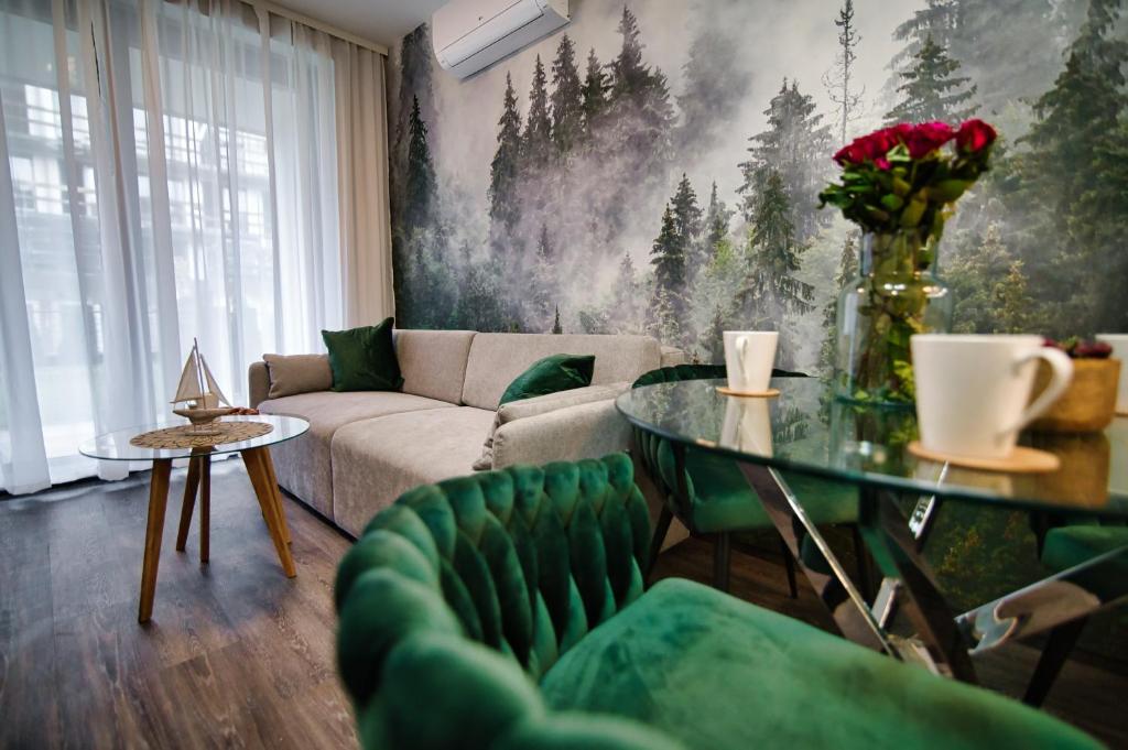 een woonkamer met een bank en een tafel bij Laguna Beskidów Forest 22 & 23 in Zarzecze