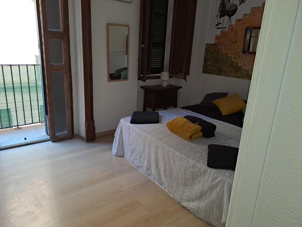 Un dormitorio con una cama con almohadas amarillas. en Heart Of Palma en Palma de Mallorca