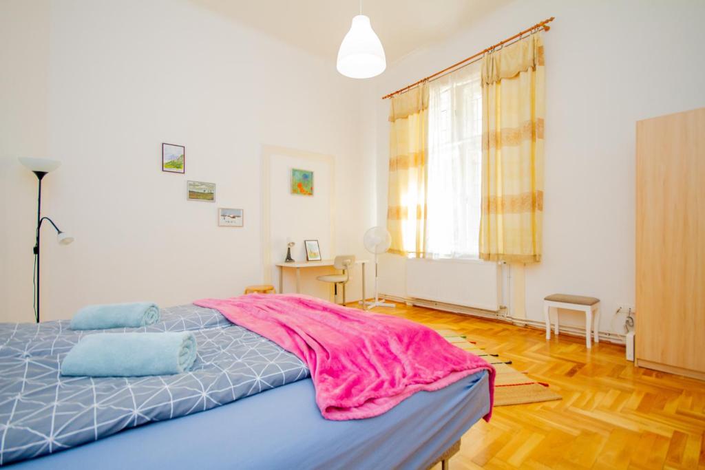 ブダペストにあるRiverside homeのベッドルーム1室(ピンクの毛布付きのベッド1台付)