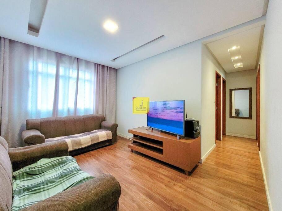 sala de estar con sofá y TV de pantalla plana en Europe Garden Apartment, 3 quartos, en Juiz de Fora