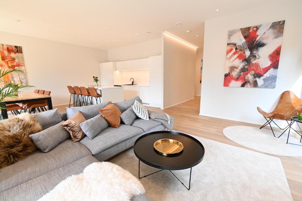 ein Wohnzimmer mit einem Sofa und einem Tisch in der Unterkunft Apartment RIVA in Turku
