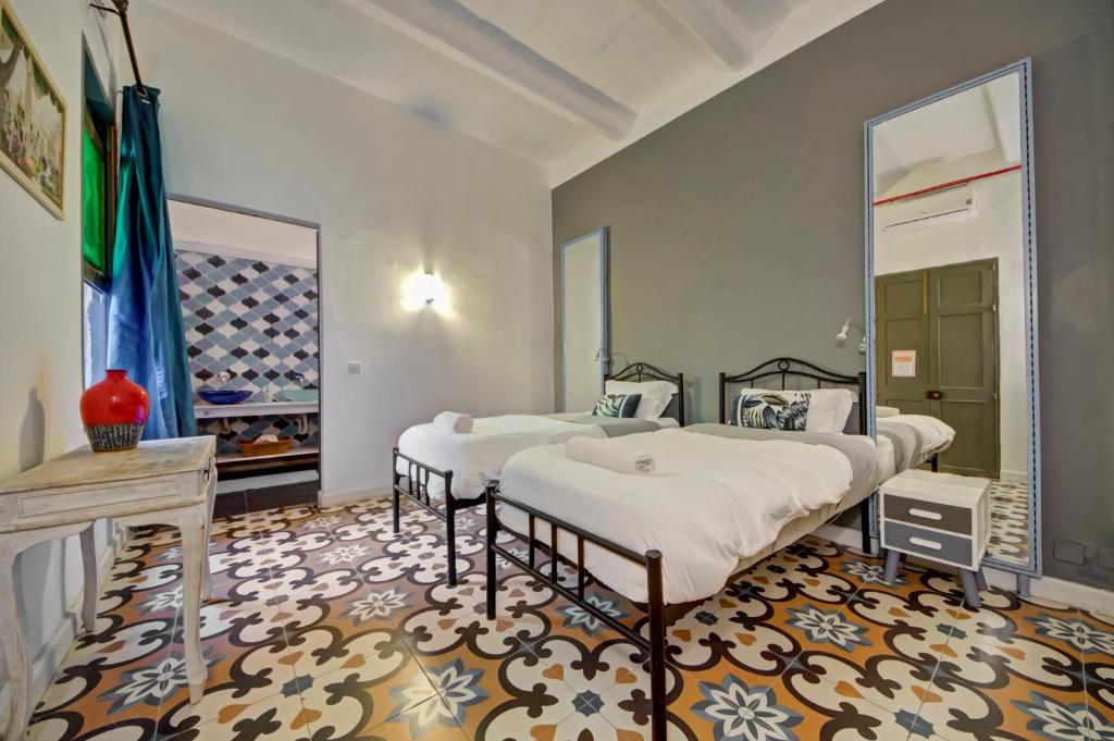 Postel nebo postele na pokoji v ubytování Boho Rooms Sliema
