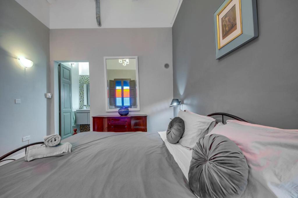 Postel nebo postele na pokoji v ubytování Boho Rooms Sliema
