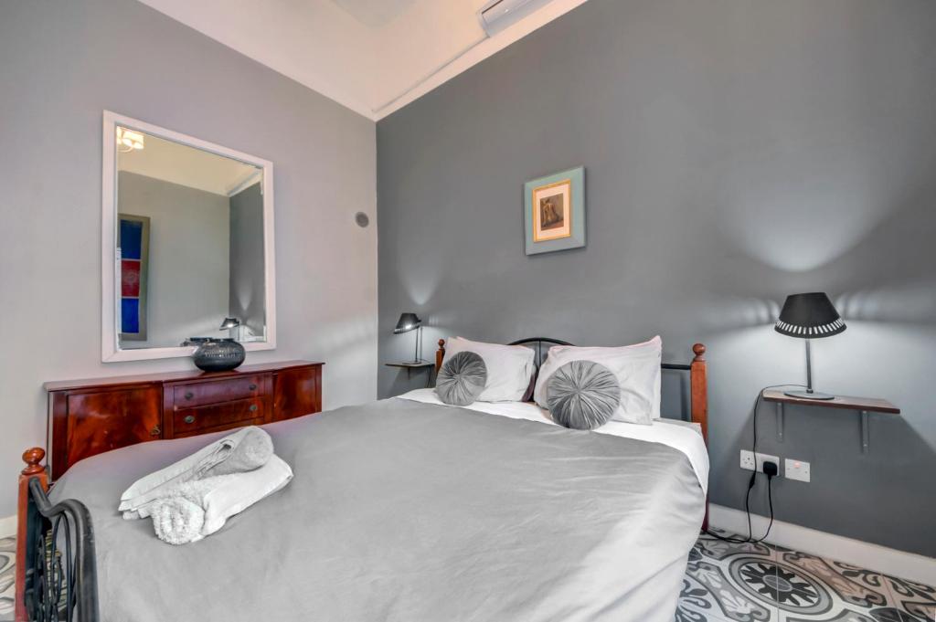 Postel nebo postele na pokoji v ubytování Boho Rooms Sliema