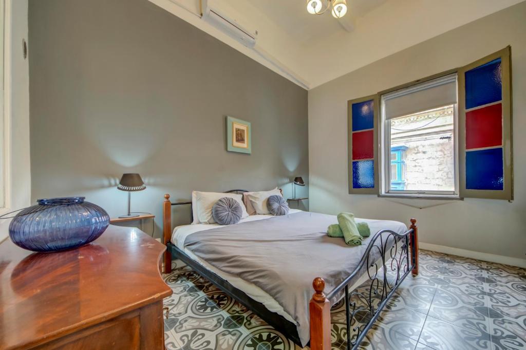 Postel nebo postele na pokoji v ubytování Boho Rooms Sliema