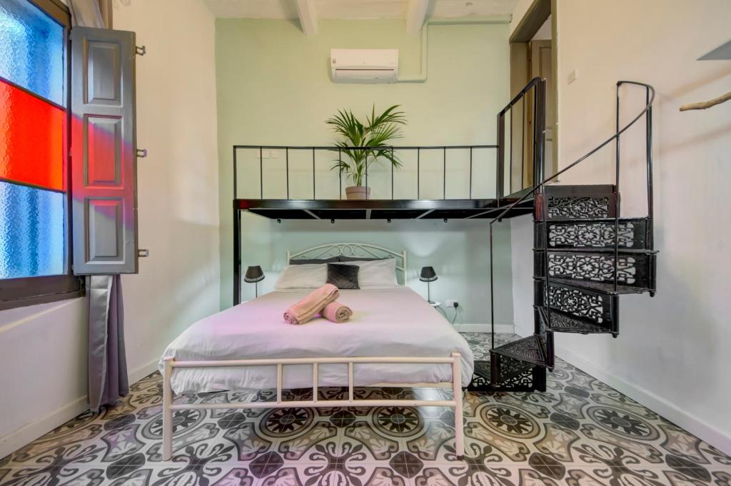 Postel nebo postele na pokoji v ubytování Boho Rooms Sliema
