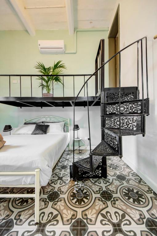 Postel nebo postele na pokoji v ubytování Boho Rooms Sliema