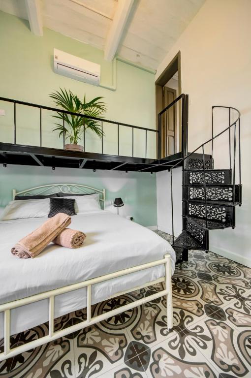 Postel nebo postele na pokoji v ubytování Boho Rooms Sliema