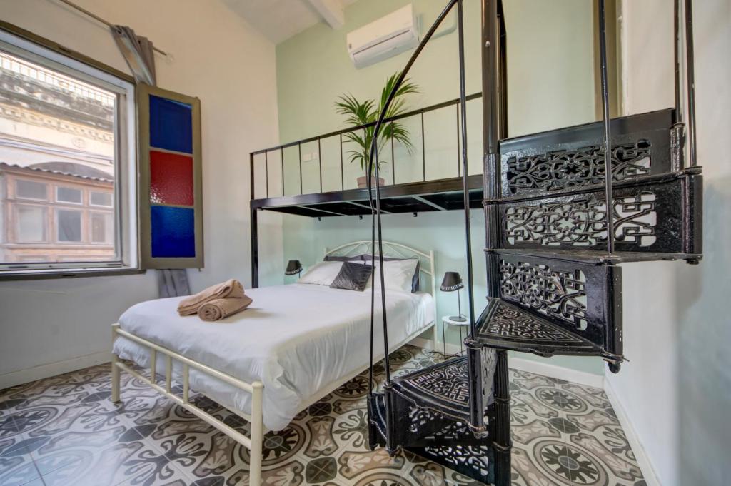 Postel nebo postele na pokoji v ubytování Boho Rooms Sliema