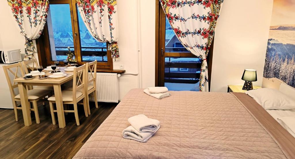 Posteľ alebo postele v izbe v ubytovaní Villa Vista Apartamenty & SAUNA
