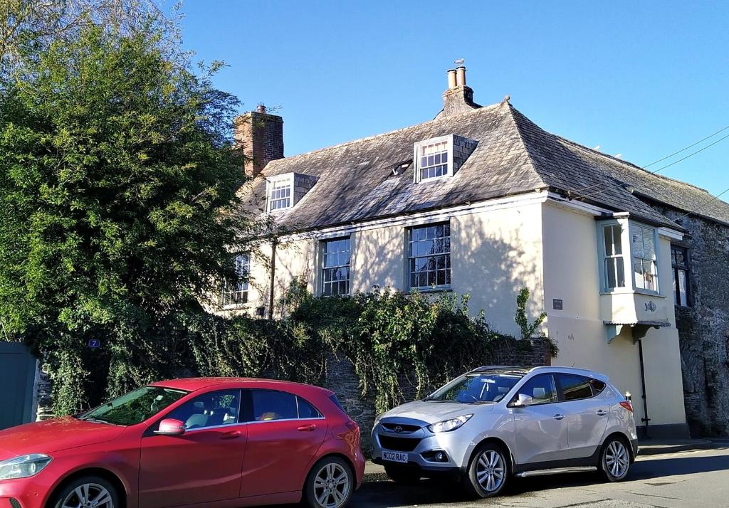 dos autos estacionados frente a una casa en Quay Street, en Lostwithiel