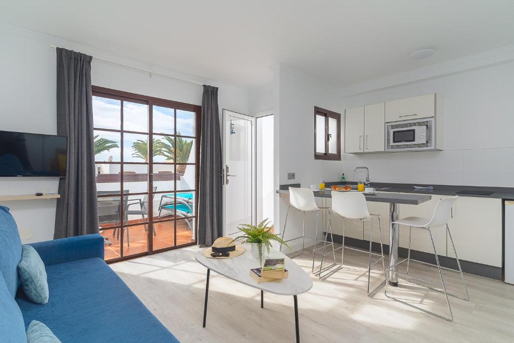 Kuchyň nebo kuchyňský kout v ubytování Rosamar Apartamentos