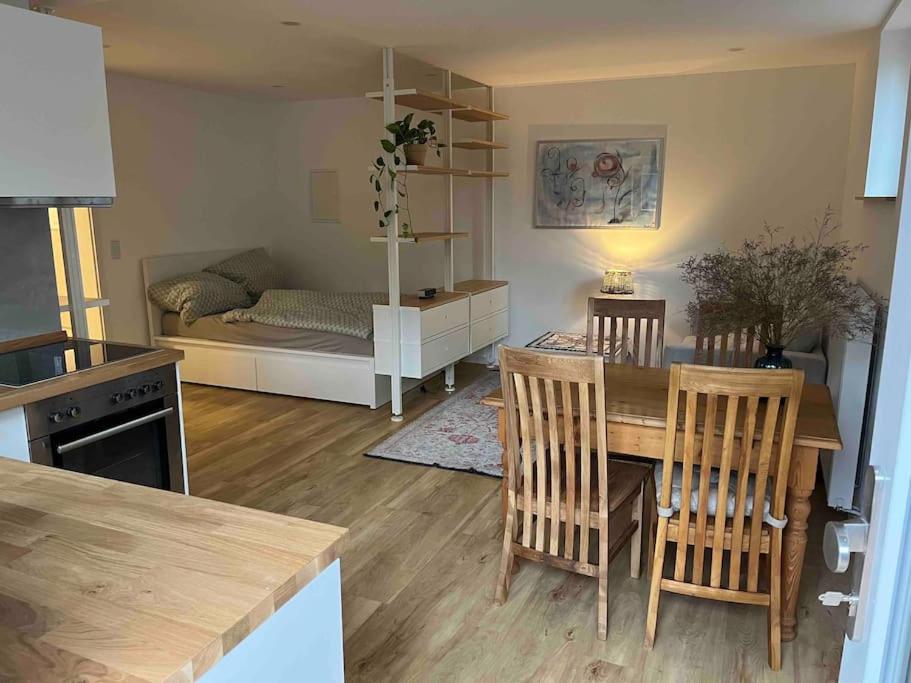 a kitchen and living room with a table and chairs at Chic und gemütlich in Dudenhofen