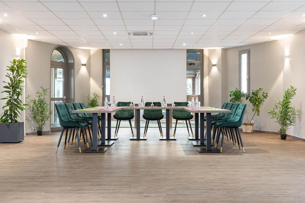 a conference room with a long table and chairs at Hotel L&#39;Abri in Le Puy-en-Velay