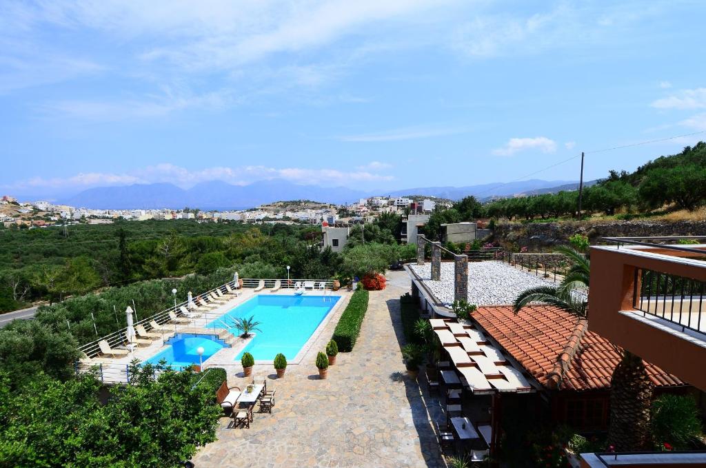 Cette maison offre une vue sur la piscine. dans l'établissement Golden Apartments, à Agios Nikolaos