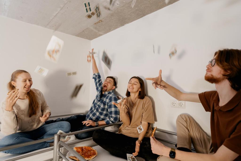 um grupo de pessoas sentadas numa sala em Jaeger´s Munich (Hotel/Hostel) em Munique