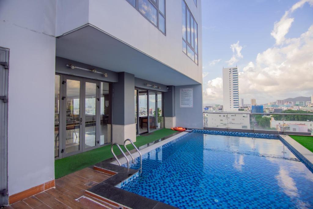 Bazén v ubytování Quoc Cuong Center Da Nang Hotel by Haviland nebo v jeho okolí