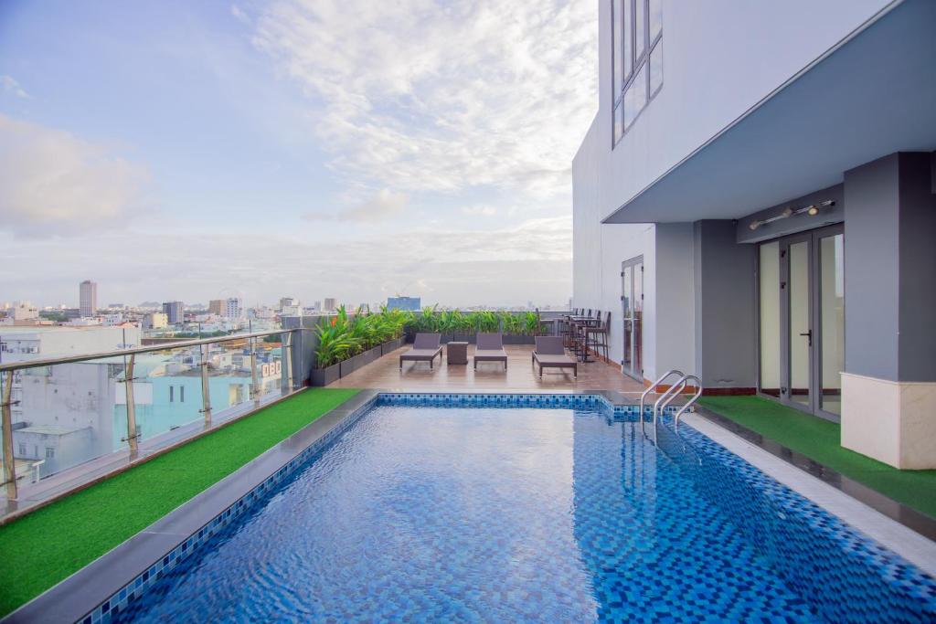 Bazén v ubytování Quoc Cuong Center Da Nang Hotel by Haviland nebo v jeho okolí